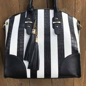 Black & white purse 👜. Large Tote.